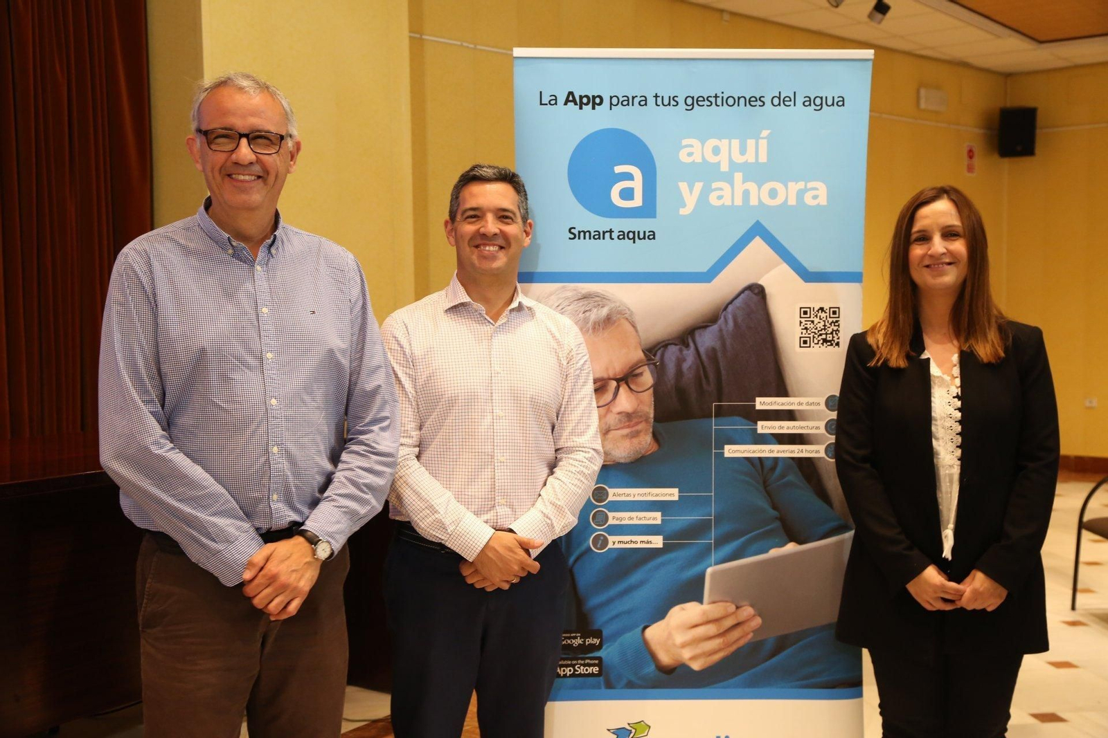 El alcalde y responsables de Aqualia, en la presentación de la nueva 'app'.