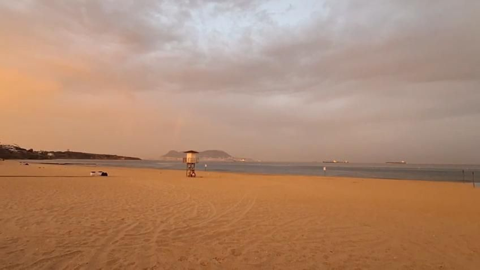 Después de la lluvia, un arcoíris se dibuja en la Bahía de Algeciras sobre Gibraltar
