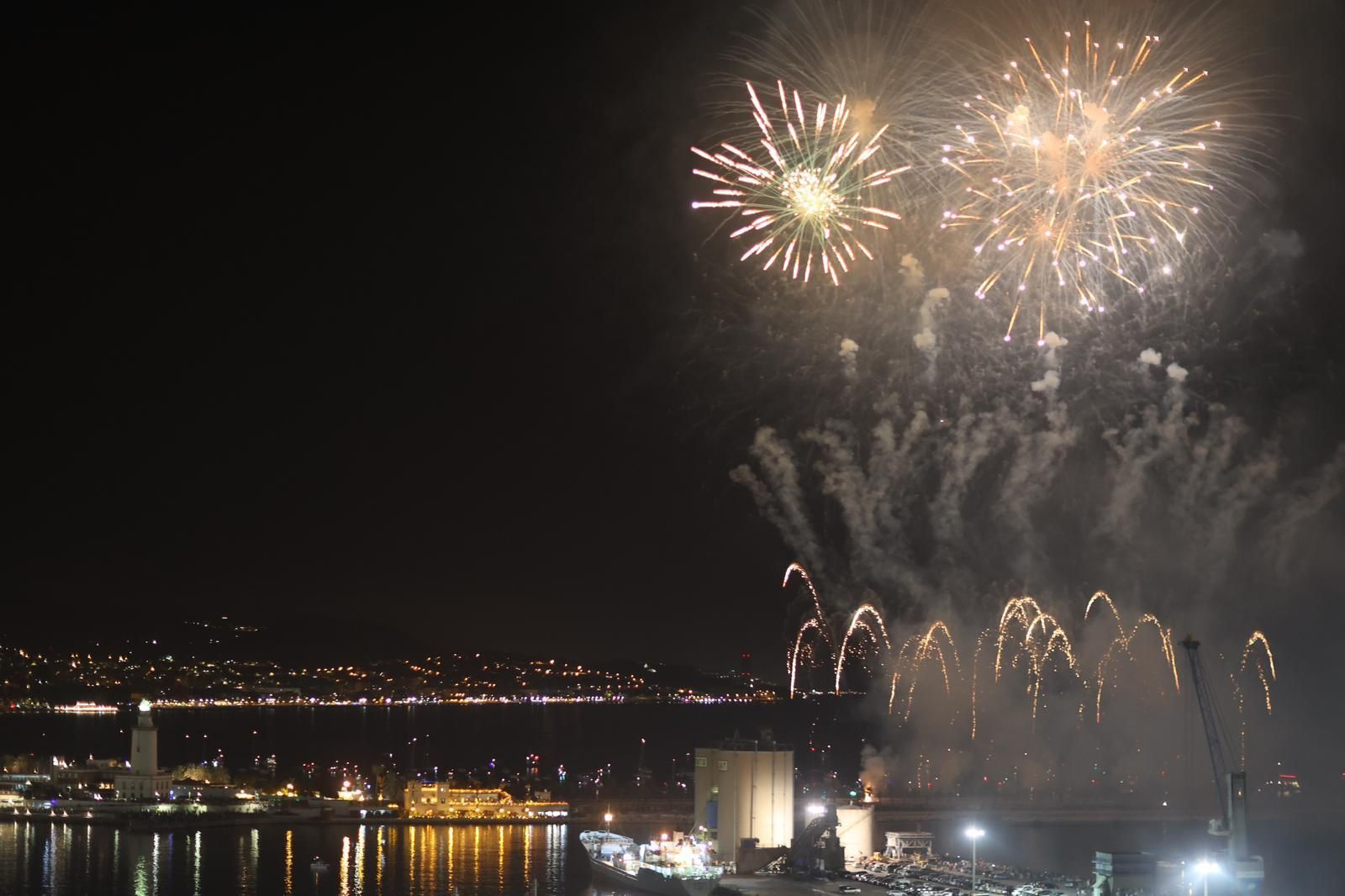 Málaga inaugura su Feria de agosto con el espectáculo de fuegos artificiales