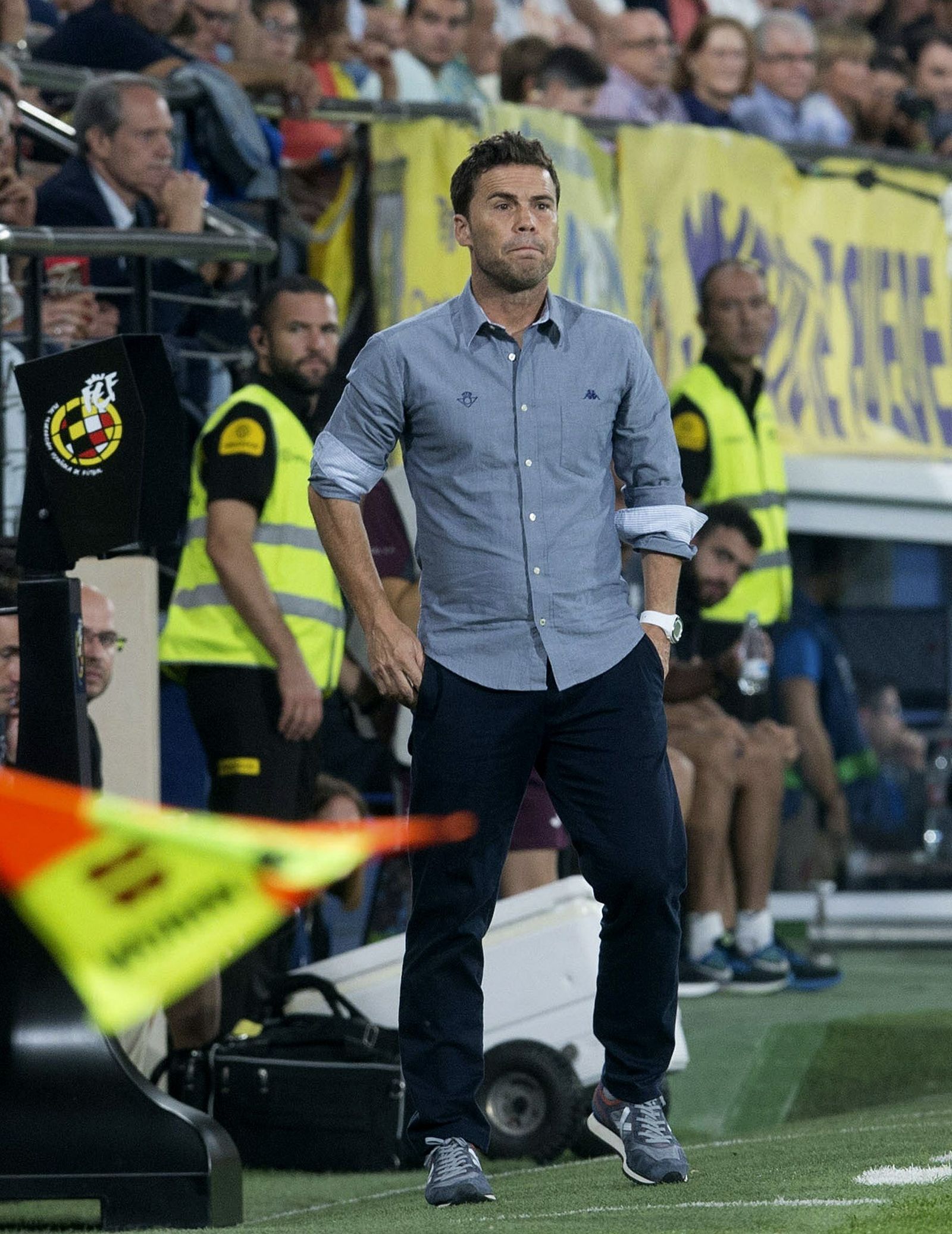 Rubi observa el partido de su equipo en Villarreal.