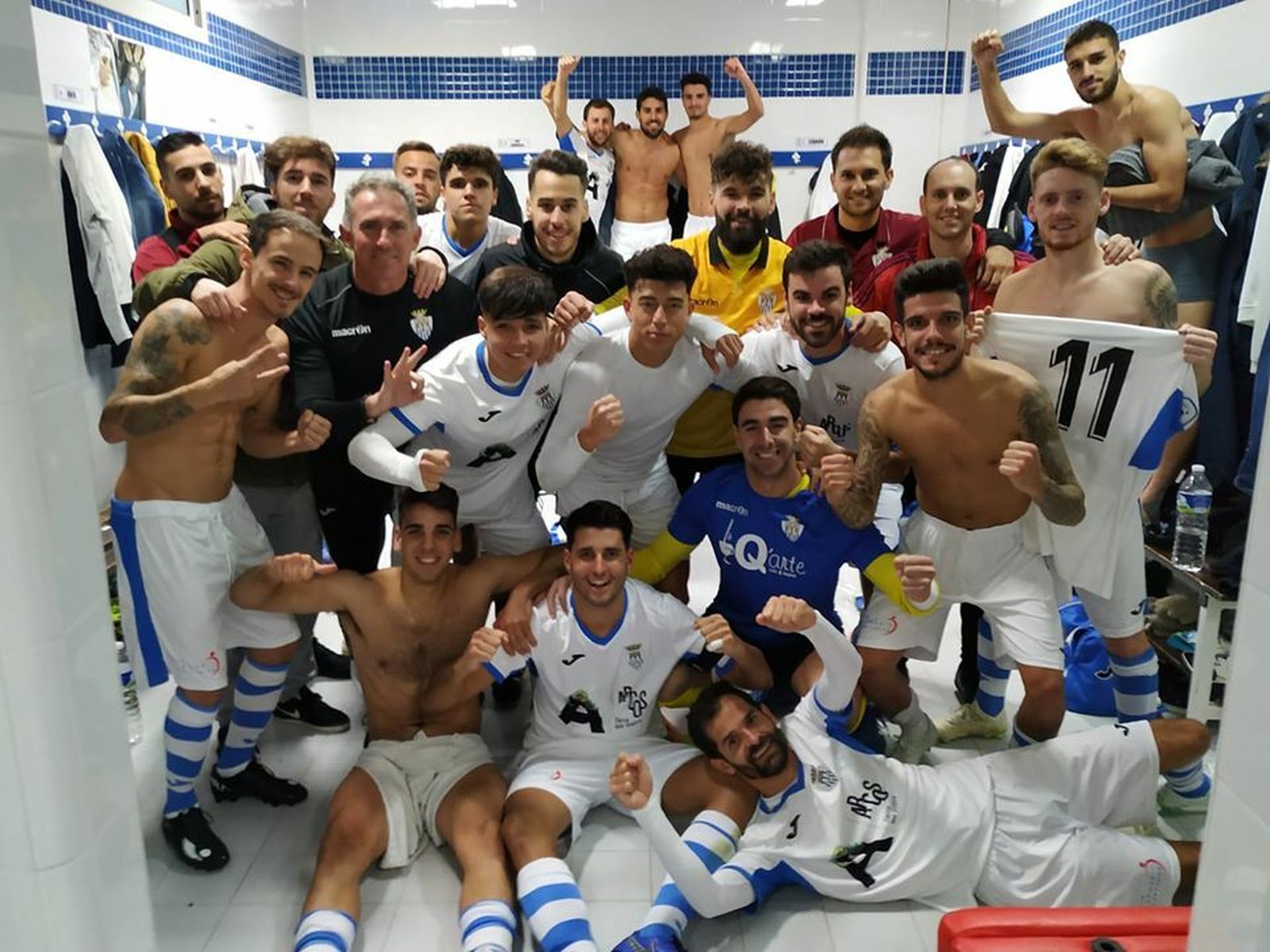 Los jugadores del Arcos festejan el 2-0 al Sevilla C.