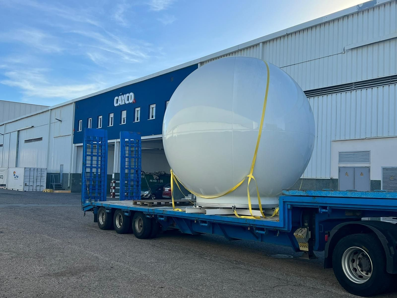 Operativo especial en Zona Franca para el traslado de un satélite de crucero