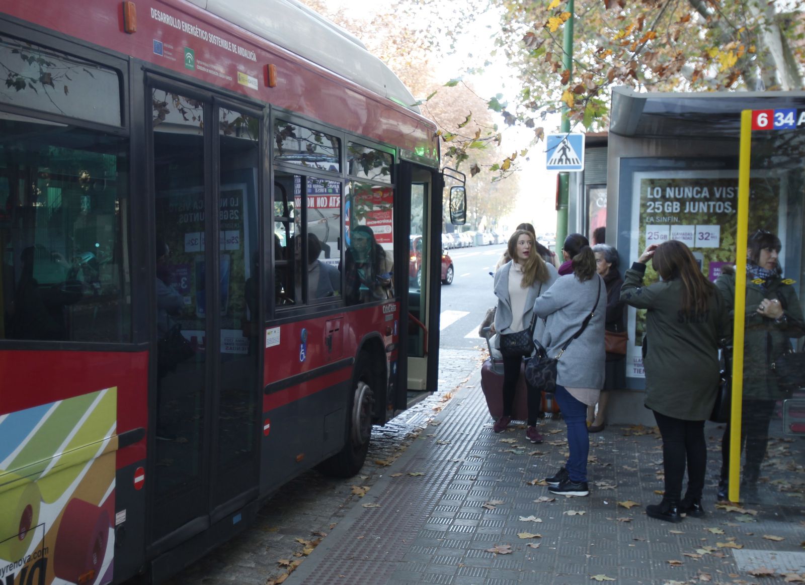 Varios usuarios esperan en una parada.