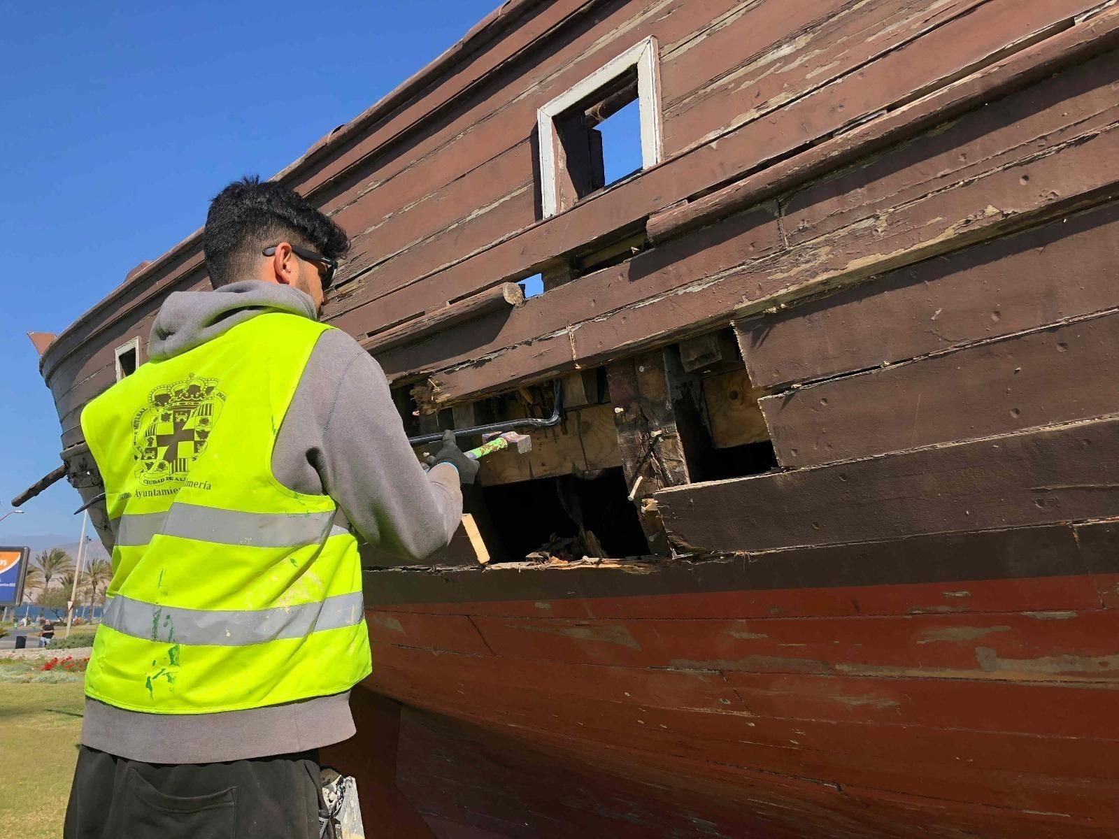 Las reparaciones de la embarcación ubicada en la rotonda del Auditorio acaban de comenzar.