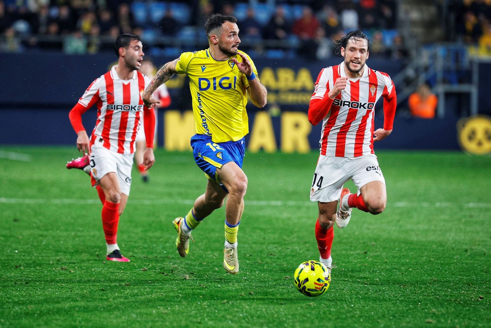 Tabatadze en plena carrera durante el Cádiz-Sporting.