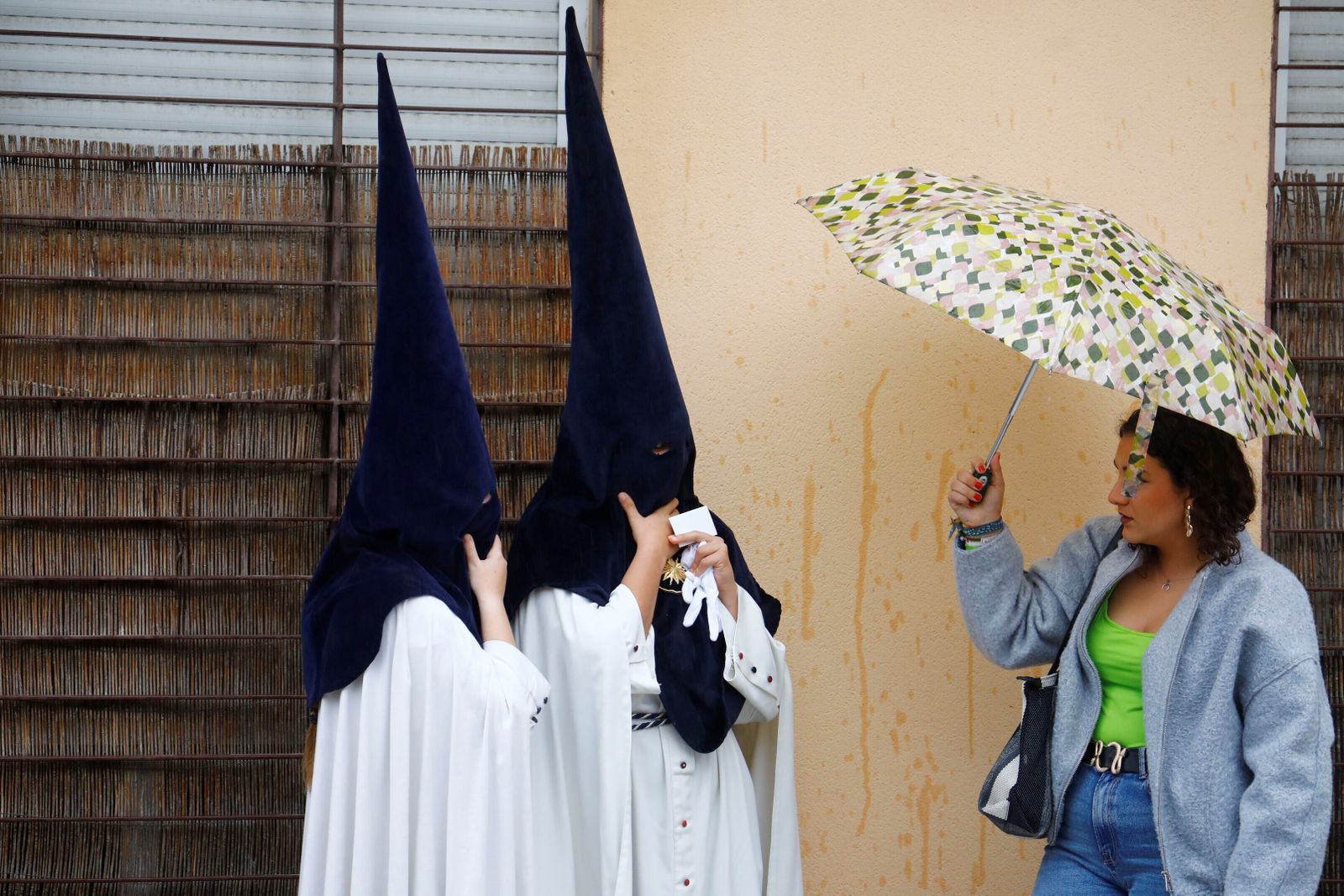 La lluvia frustra la salida de la hermandad de la Estrella el Lunes Santo, en imágenes