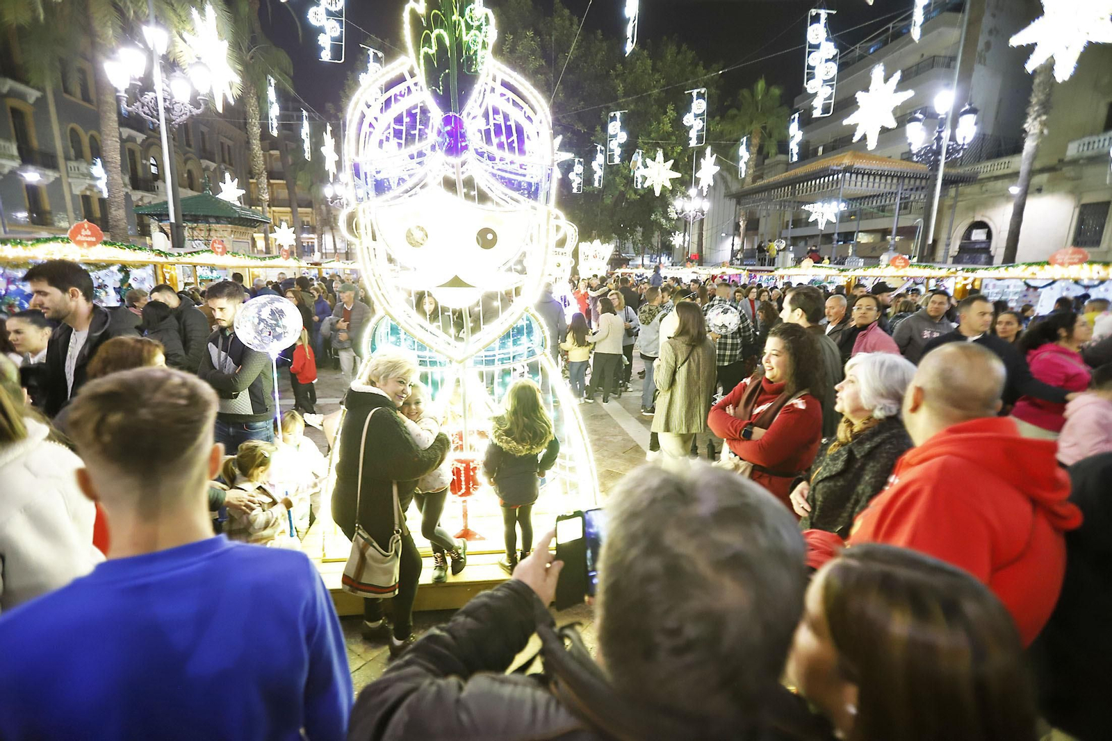 Imágenes del alumbrado navideño en las calles de Huelva