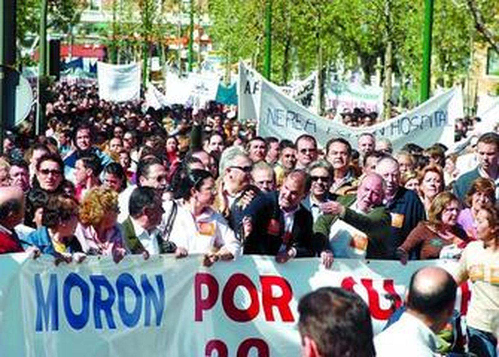 Manifestación de vecinos de Morón de la Frontera, en marzo de 2006, en demanda del hospital.