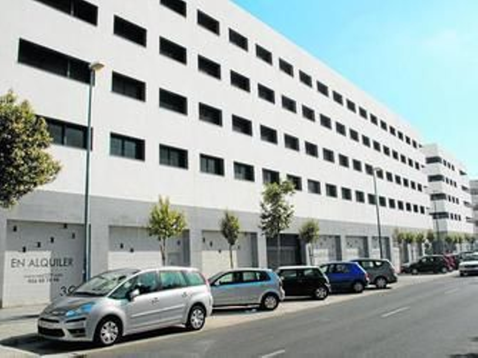 Los bajos del edificio que se sitúa junto al colegio Liceo de San Fernando se plantean como una opción para el traslado de los juzgados isleños.