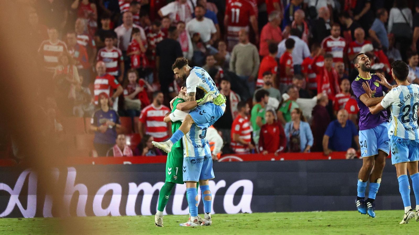 Los compañeros abrazan a Alfonso.