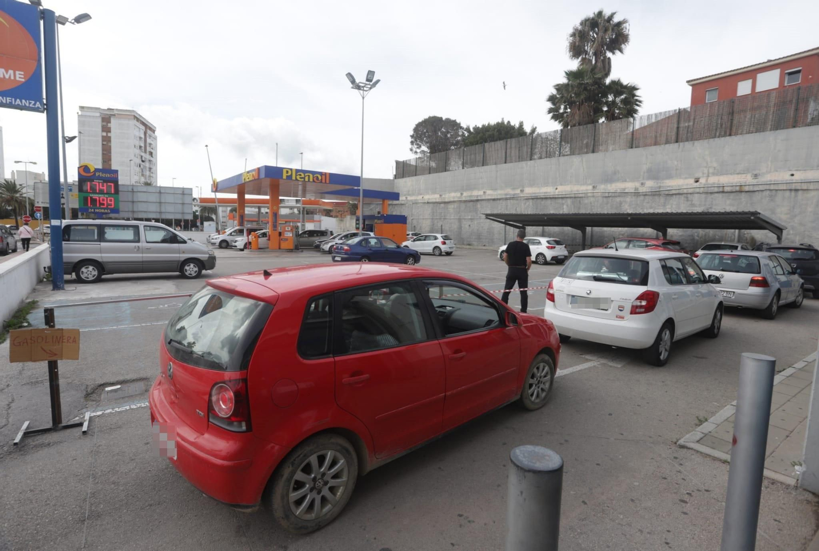 Colas en las gasolinera Plenoil en Algeciras, este viernes.