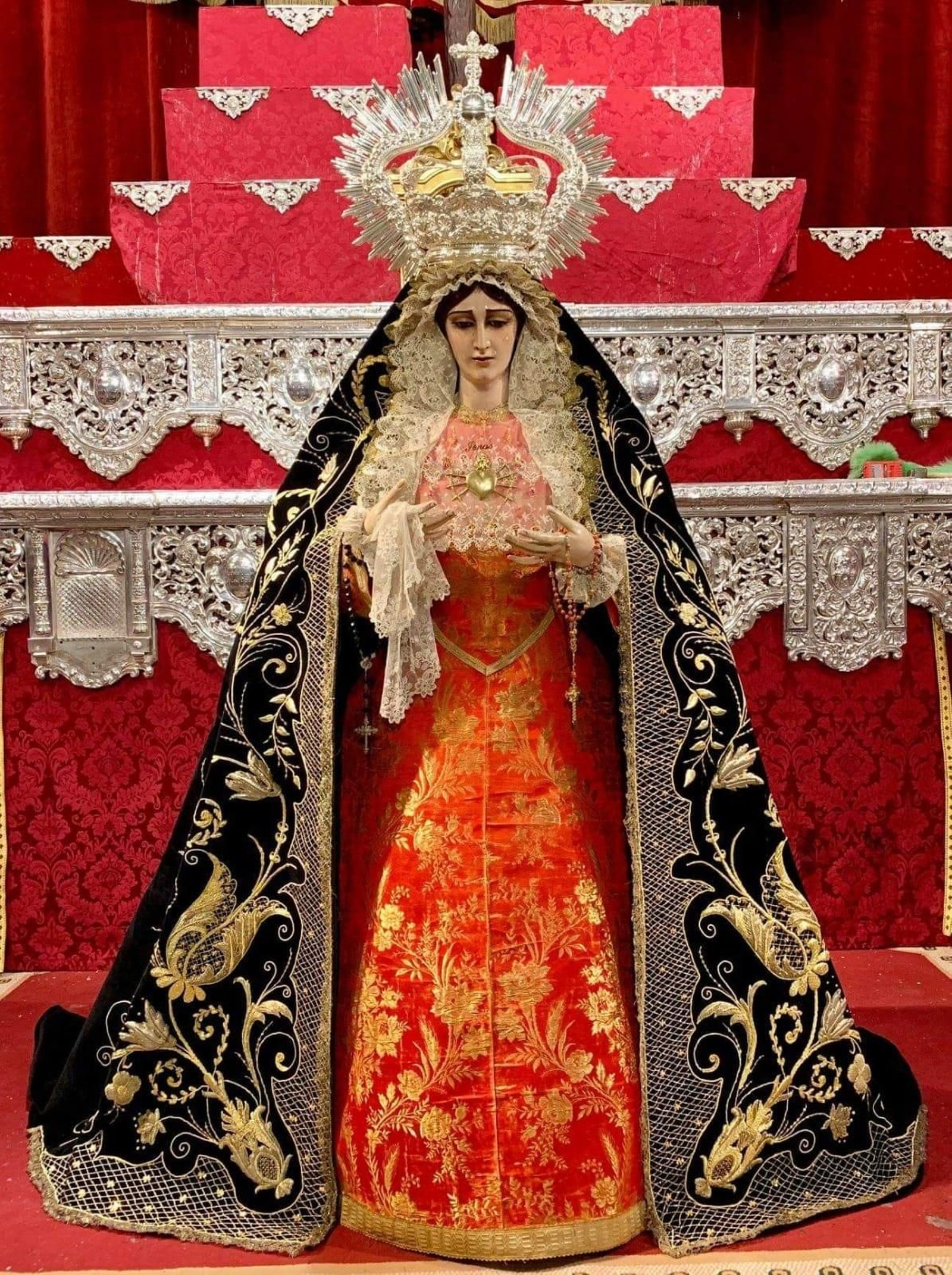 Nuevo manto de la Virgen de las Penas