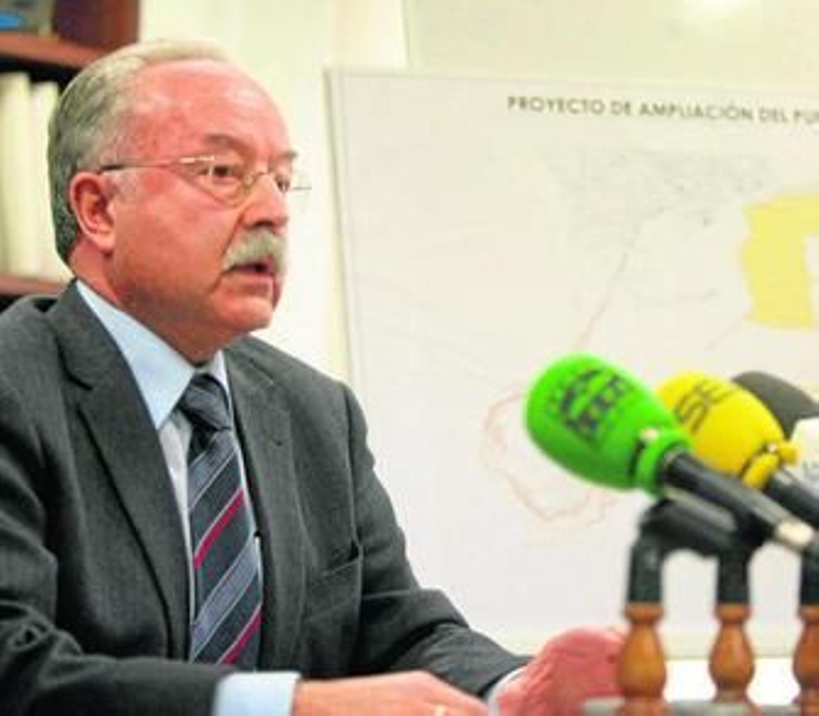 El presidente de la Autoridad Portuaria de Algeciras, Manuel Morón, ante los medios de comunicación.