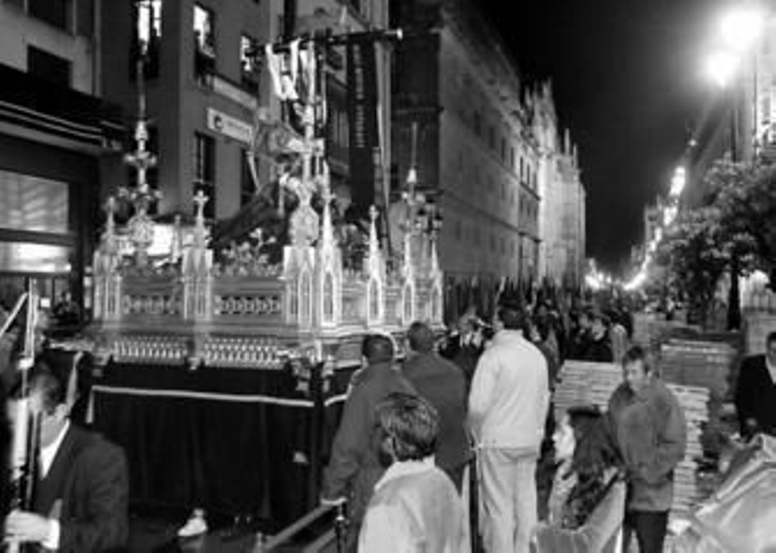 El paso del Triunfo de la Santa Cruz recorre la Avenida en sentido contrario después del chaparrón.