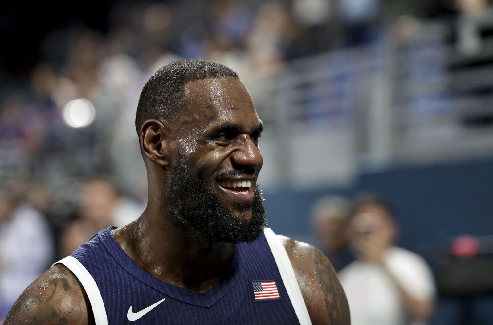 LeBron James sonriente al acabar el partido.
