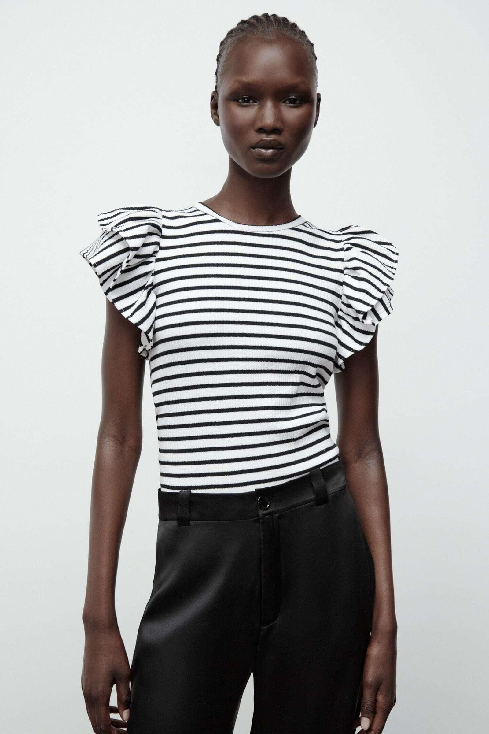 Camiseta de rayas y volantes de Zara.