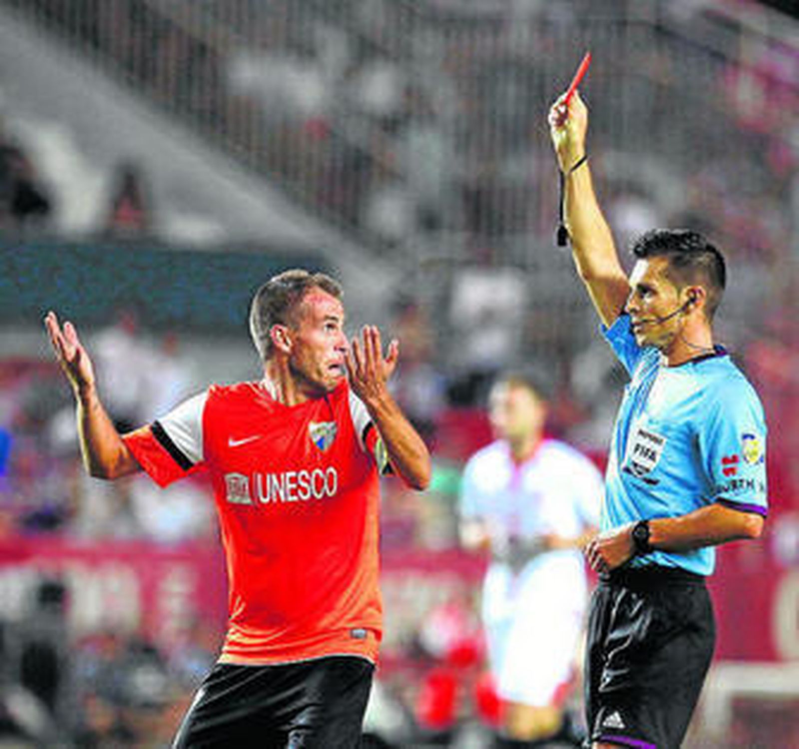 Del Cerro Grande muestra la roja a Duda en Sevilla.
