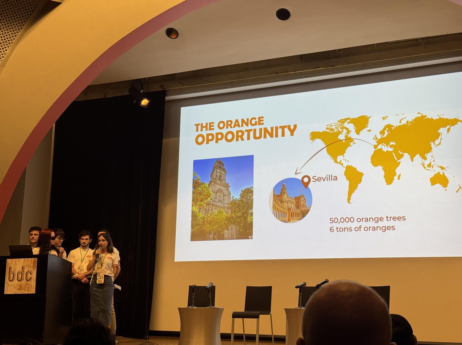 El grupo de investigadores en la presentación de BioPeel.