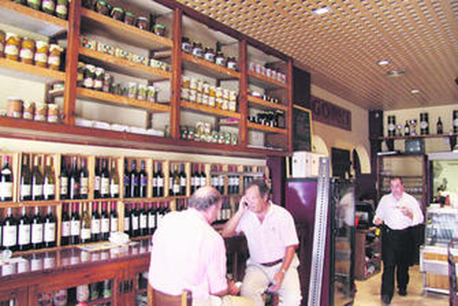 Varios clientes en el interior del restaurante Gorki situado en la calle Strachan en la capital.