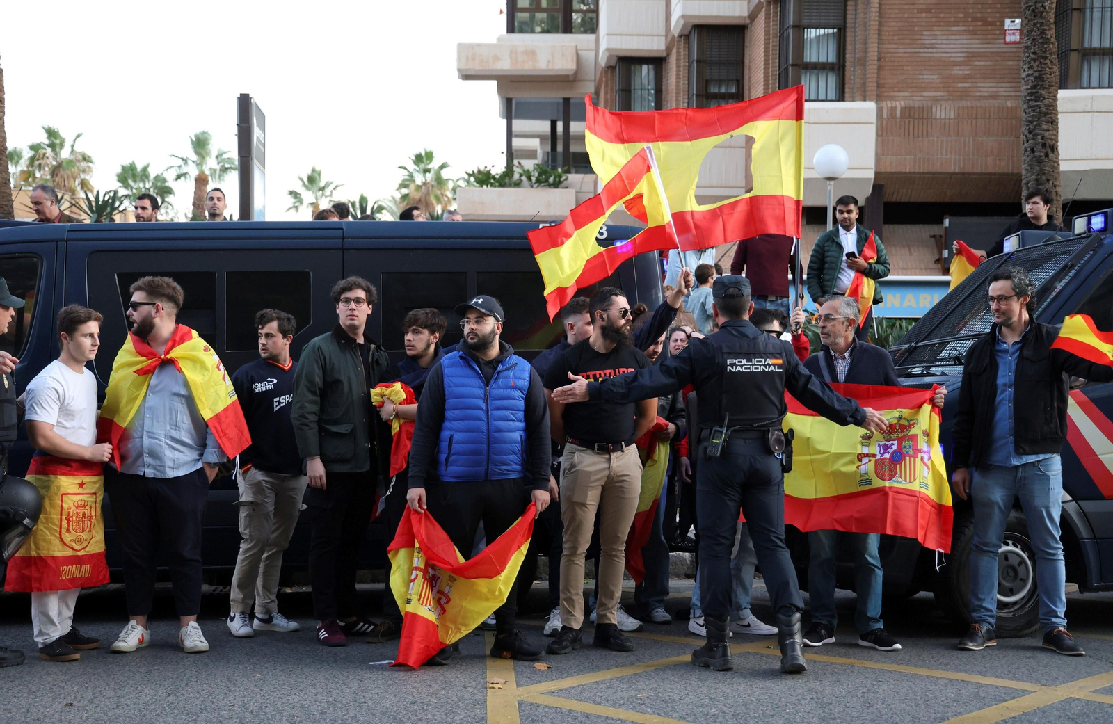 Las fotos de la protesta en Málaga contra Pedro Sánchez: "Se vende España por 7 votos" Las fotos de la protesta en Málaga contra Pedro Sánchez: "Se vende España por 7 votos"