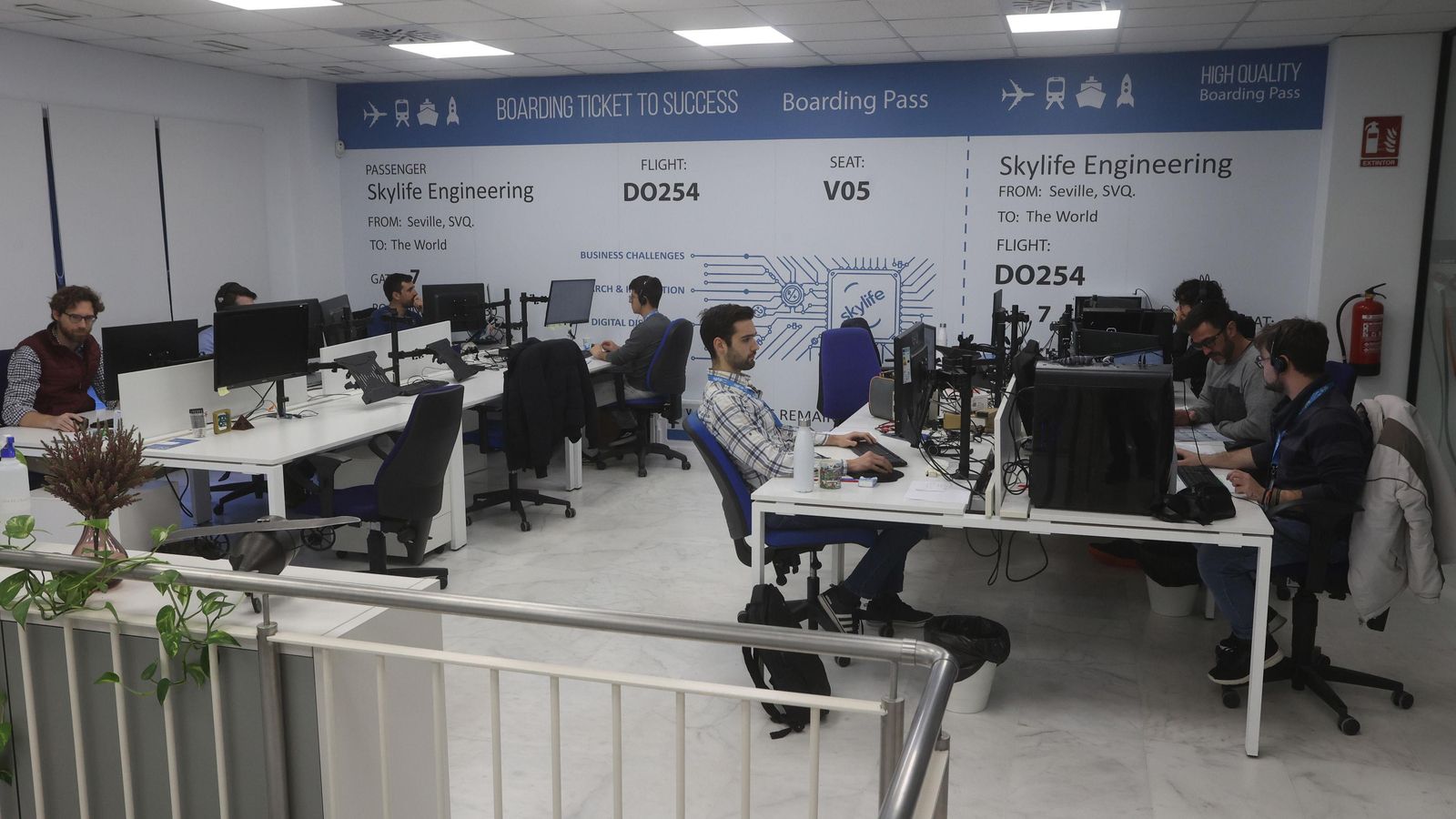 Ingenieros trabajan en la primera planta de la compañía Skylife Engineering.