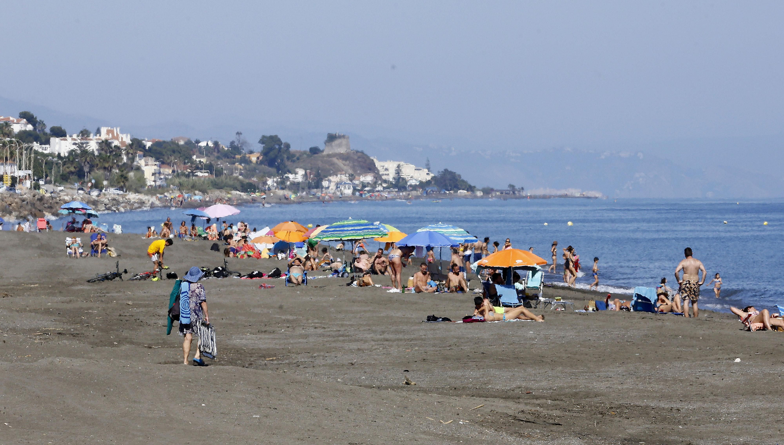 Fotos de las playas de Rincón de la Victoria: bandera verde a los bañistas