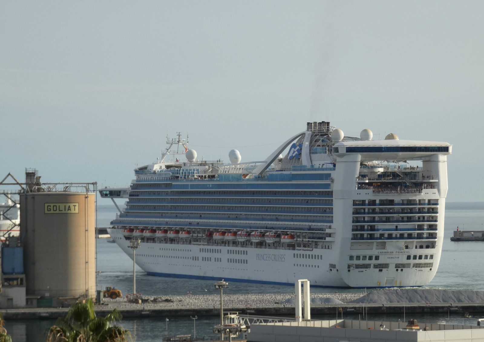 El ‘Caribbean Princess’ saliendo de Málaga mostrando su mirador de popa. El ‘Caribbean Princess’ saliendo de Málaga mostrando su mirador de popa.