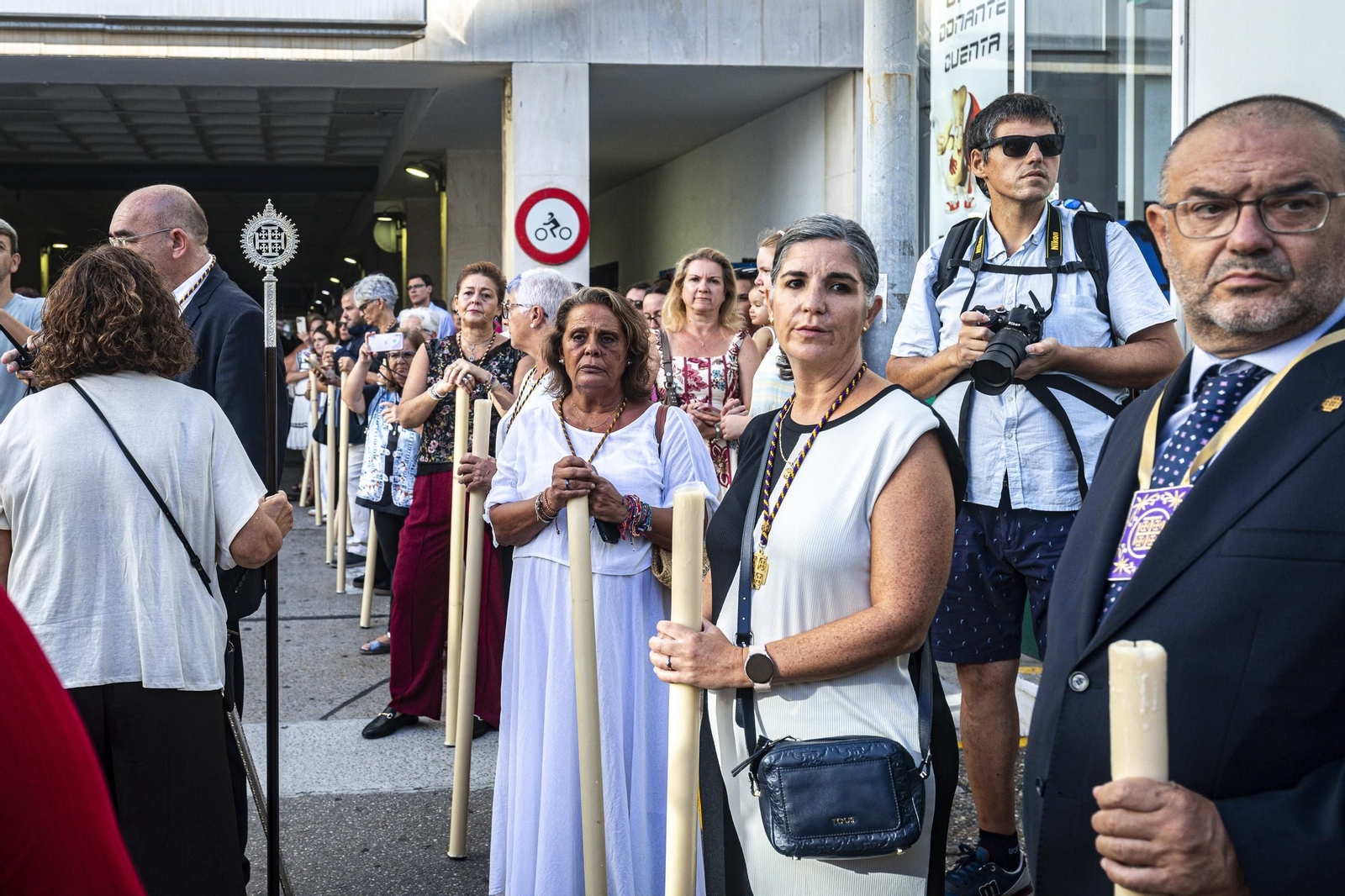 Las imágenes de la histórica visita del Nazareno de Santa María al hospital Puerta del Mar de Cádiz