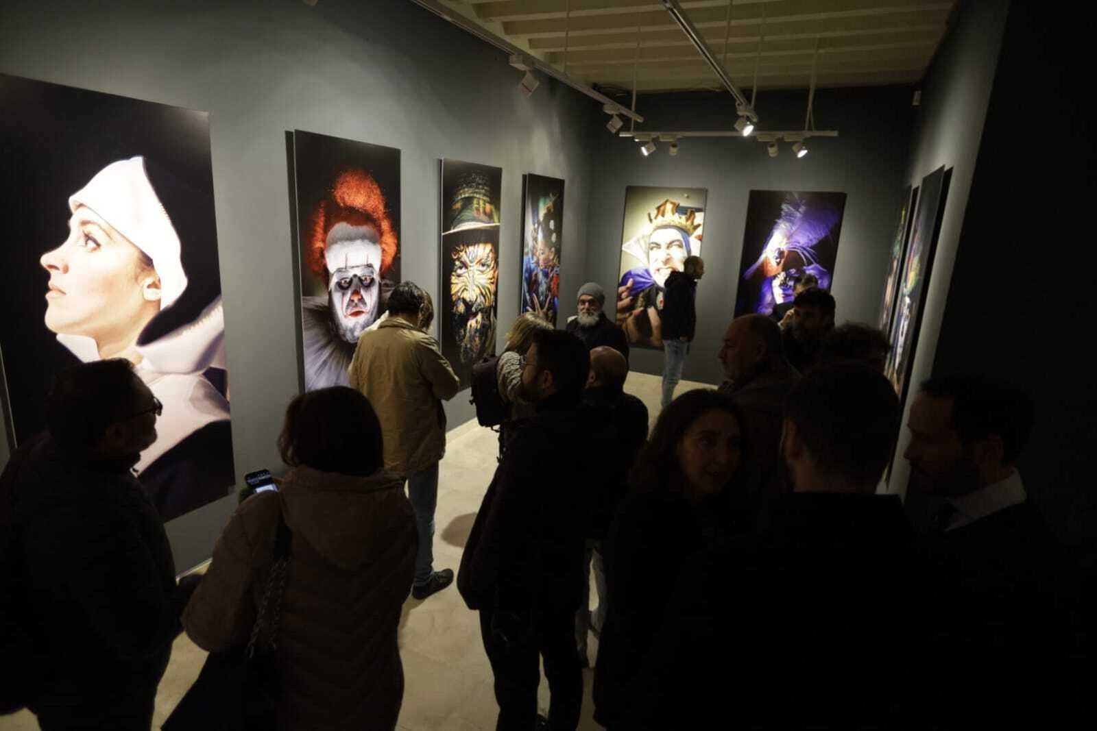 La exposición 'Carnaval de Improviso. Retratos urgentes: la trastienda del COAC', en imágenes