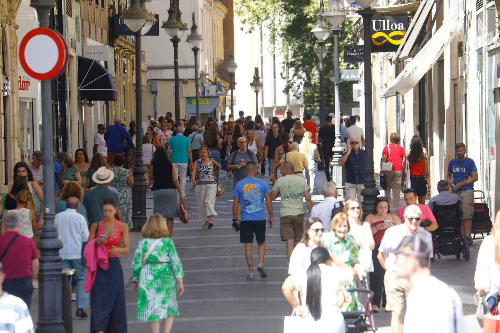 Numerosas personas en la calle Conde de Godomar.
