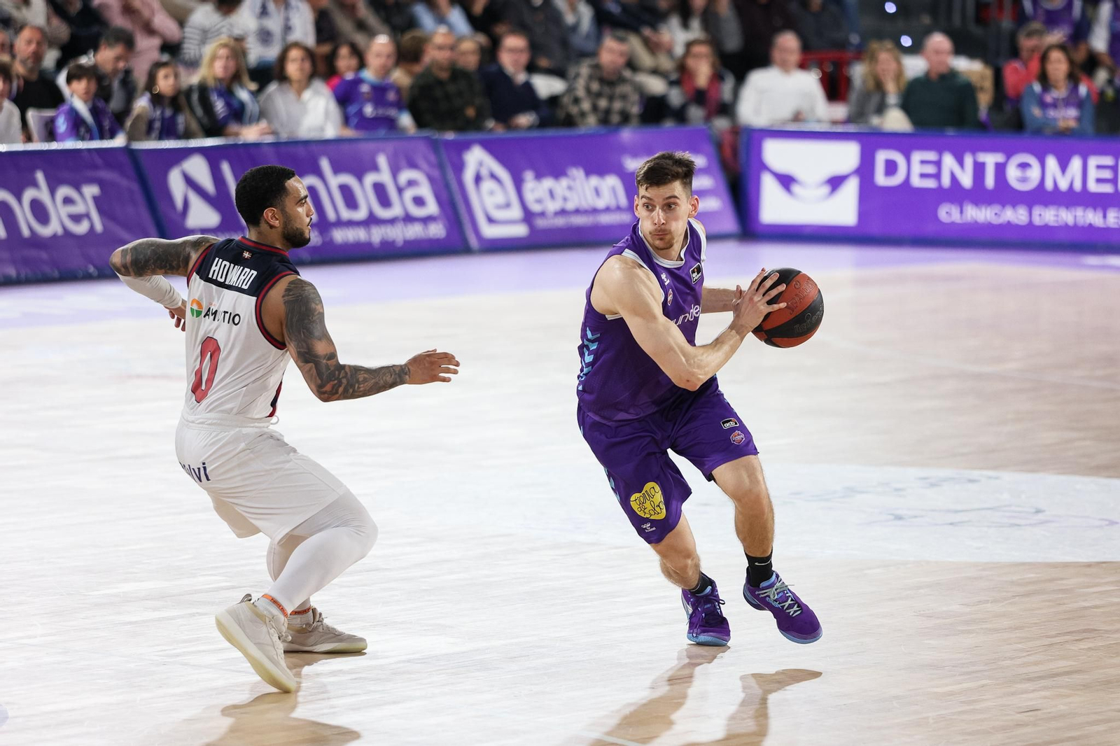 Agustín Ubal ante Markus Howard en un partido con el Palencia.