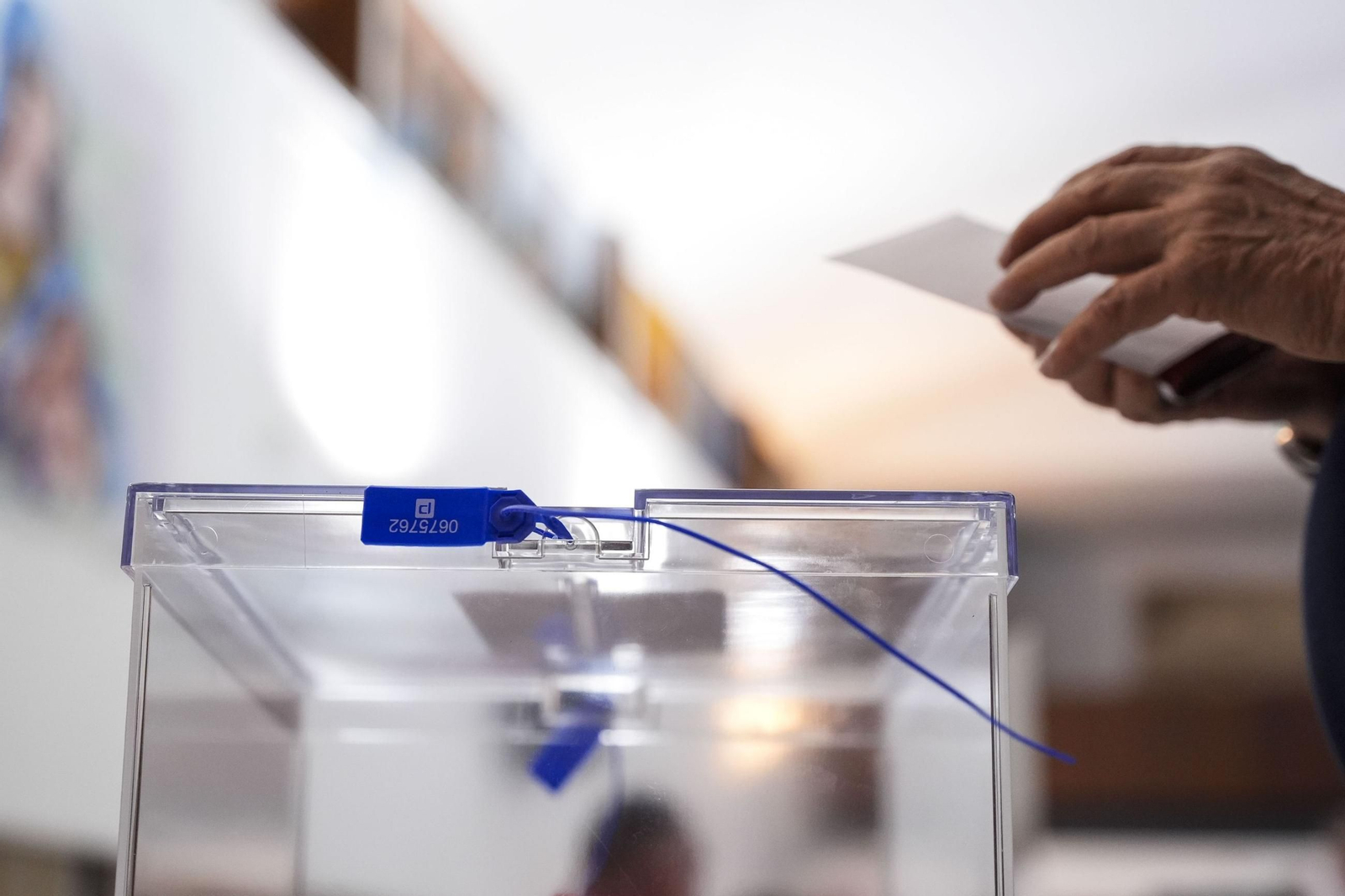 Un hombre va a depositar su voto en las últimas elecciones andaluzas en un colegio electoral de Málaga.