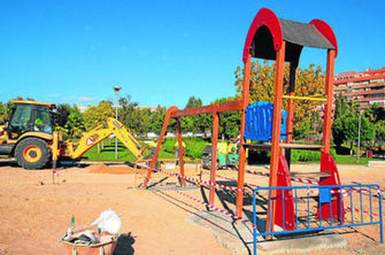 Obras en la zona de juegos infantiles que se están realizando en el Campo de la Constitución.