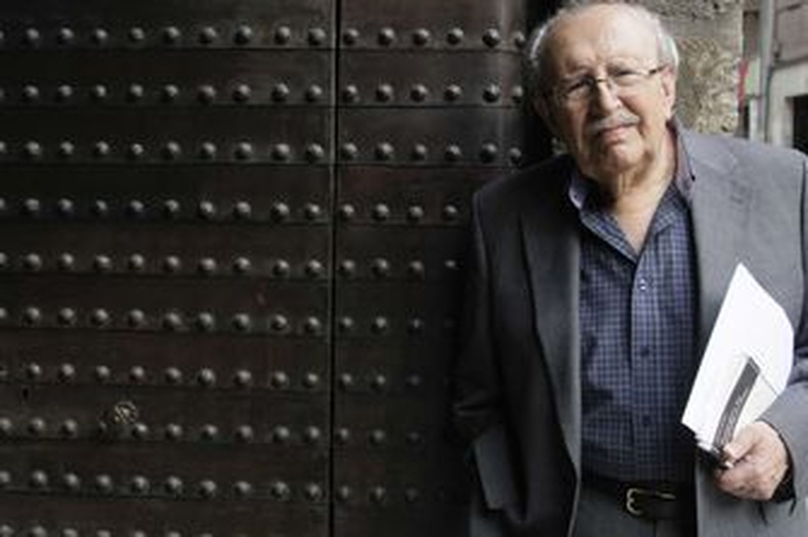 Rafael Guillén en la puerta de la Casa de los Tiros.