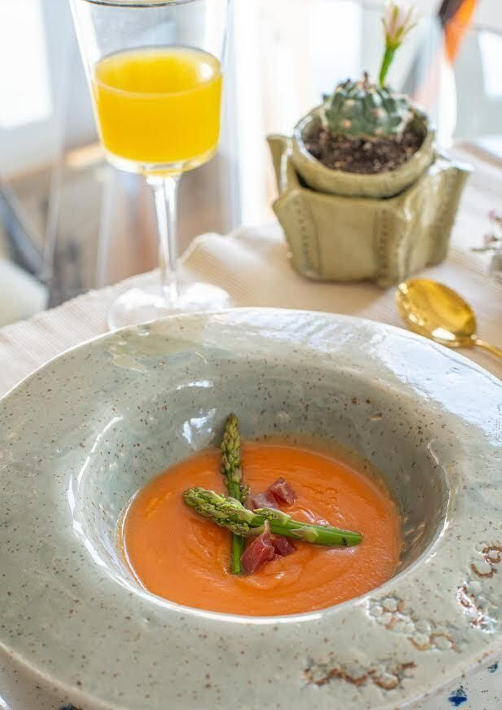 La exposición es  amplia y variada con piezas inspiradas en Cabo de Gata