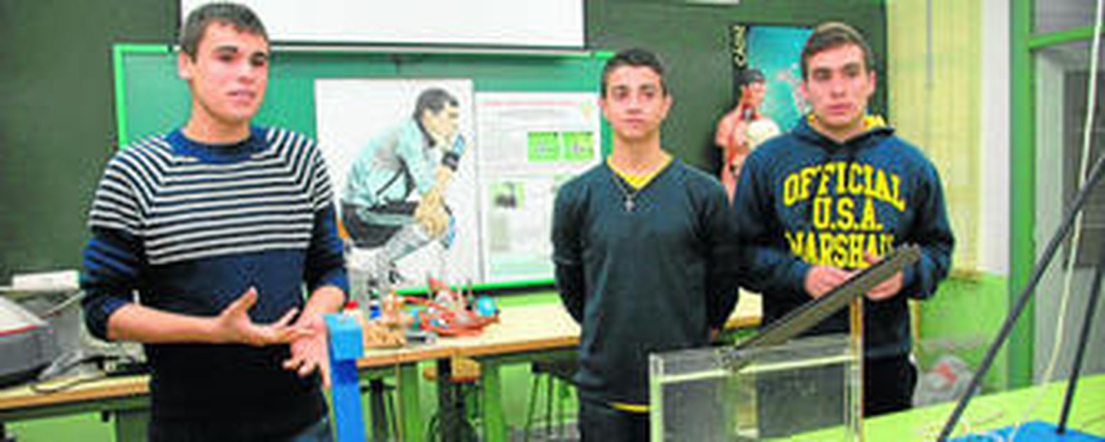 Los tres alumnos responsables de la exposición 'Si Iker Casillas lo hubiera sabido...', Fernando Gilo, Santiago Barba y Adrián Rodríguez (de i. a d.).