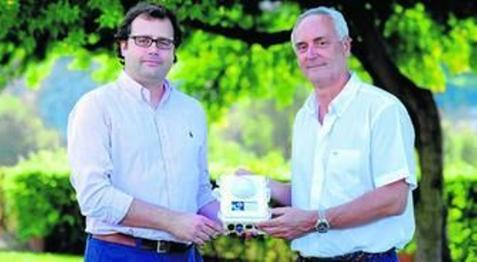 El director del OMAU, con el aparato.