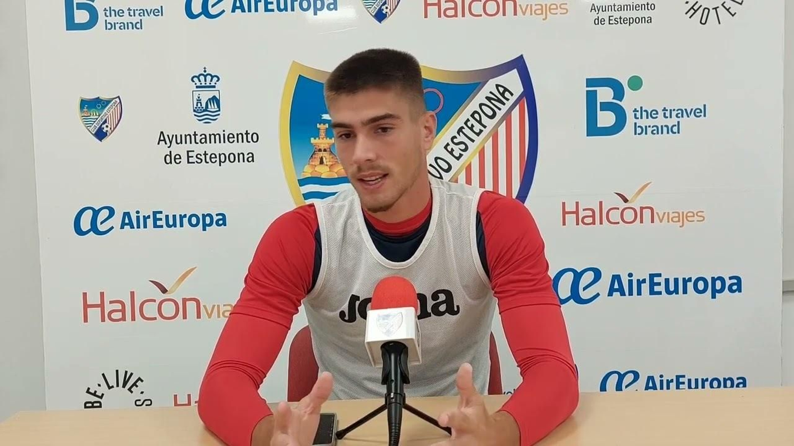 Manu Toledano, durante una rueda de prensa como jugador del Estepona