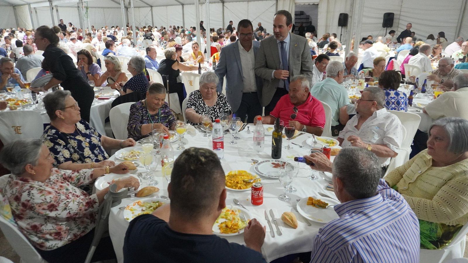El alcalde y el edil de Festejos de Carboneras conversan con los mayores durante la cena homenaje.
