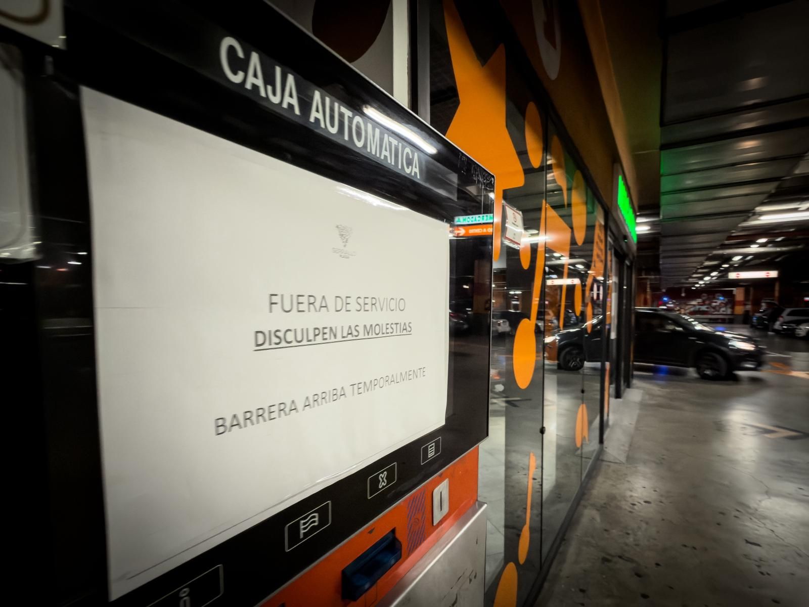 De los cajeros automáticos cuelgan un cartel donde se informa de que se encuentran fuera de servicio
