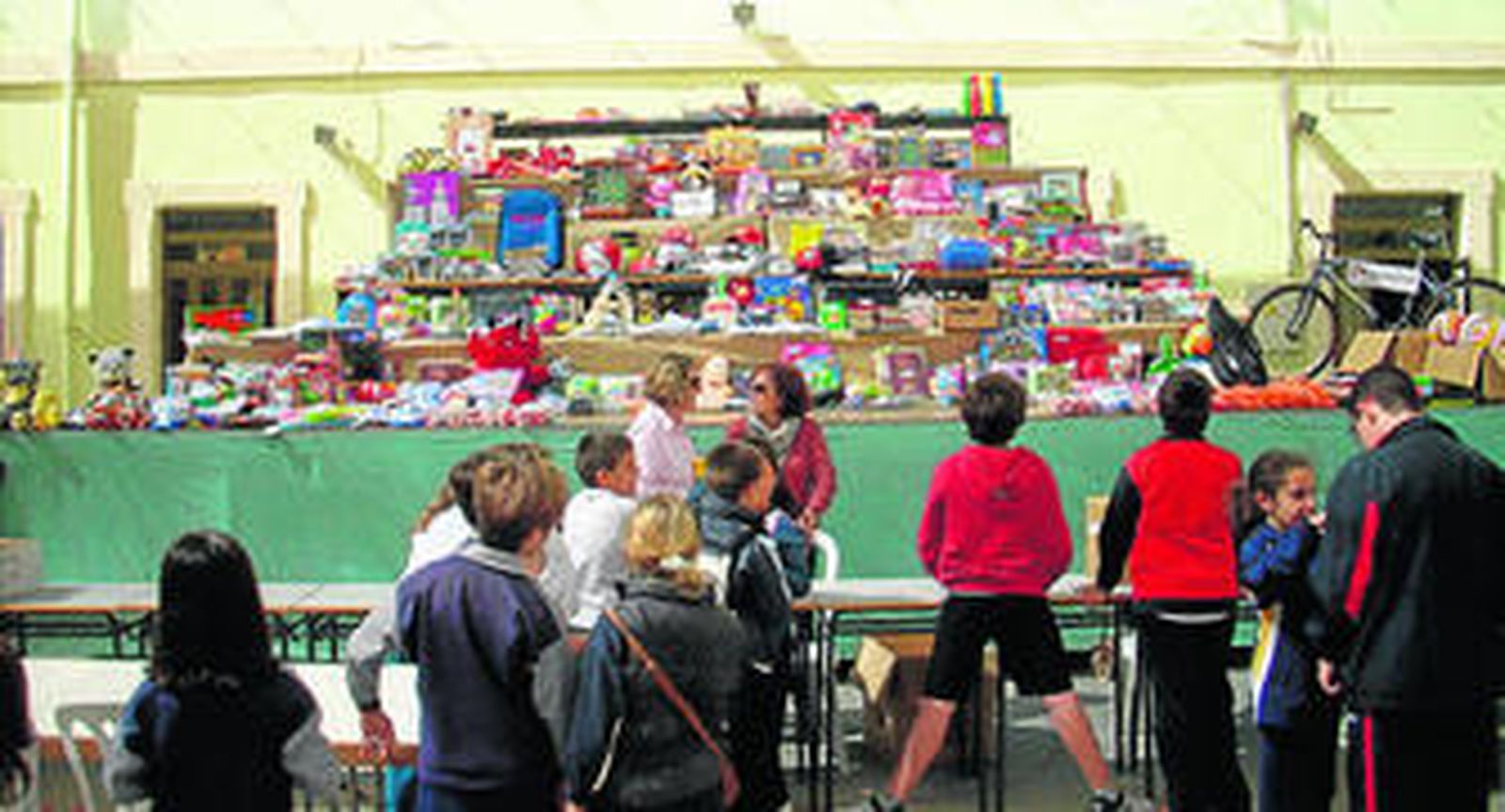 Durante la Cruz de Mayo se celebra una tómbola, con obsequios, ropa, juguetes..., donados por las familias, empresas y comercios almerienses.