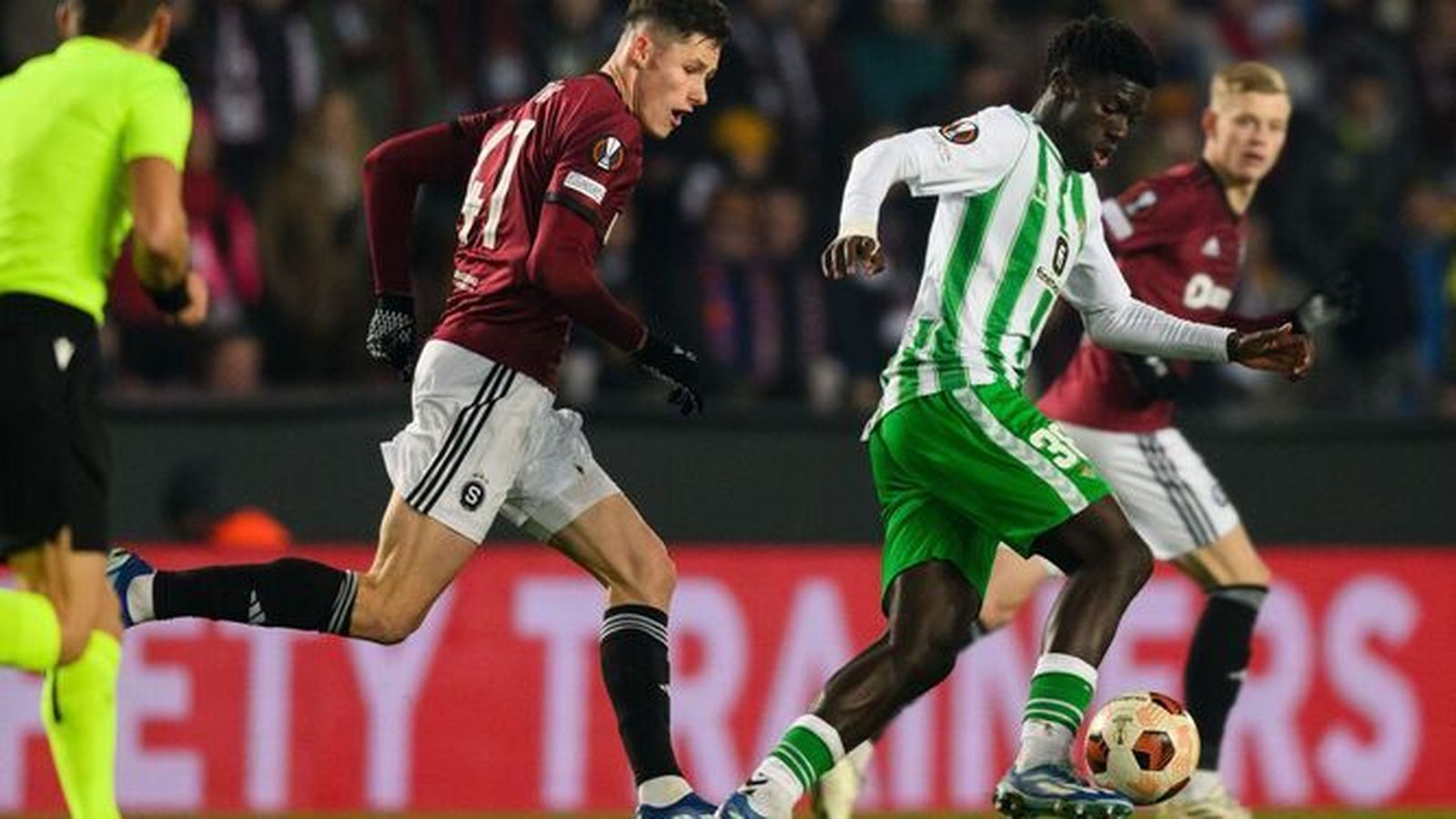 Assane Diao, el mejor jugador bético en Praga, intenta una internada.