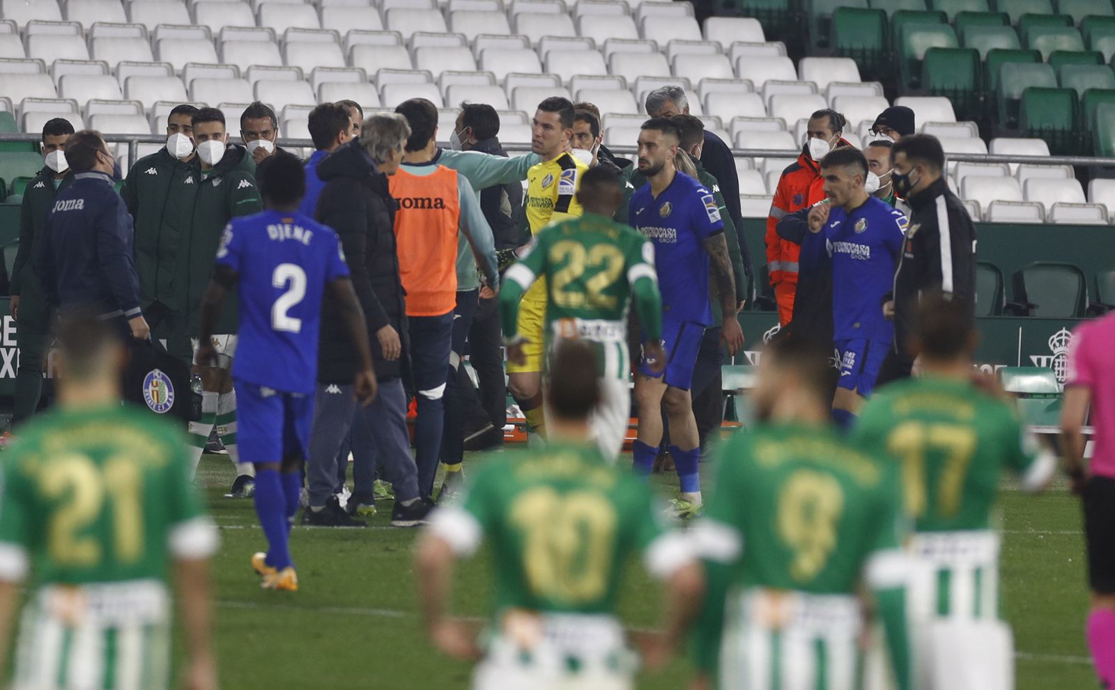 David Soria es separado por sus compañeros.