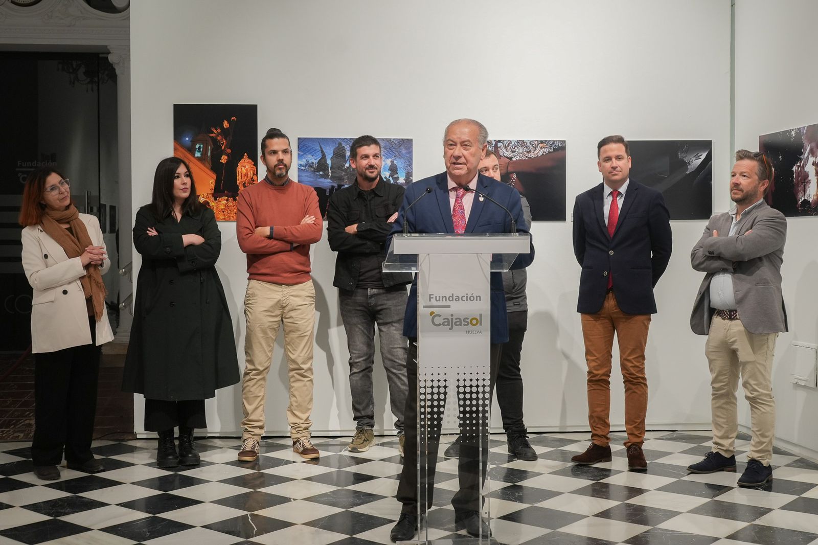 Imágenes de la inauguración de exposición fotográfica 'Luz de Cuaresma', en la Sala El Comercial de la Fundación Cajasol