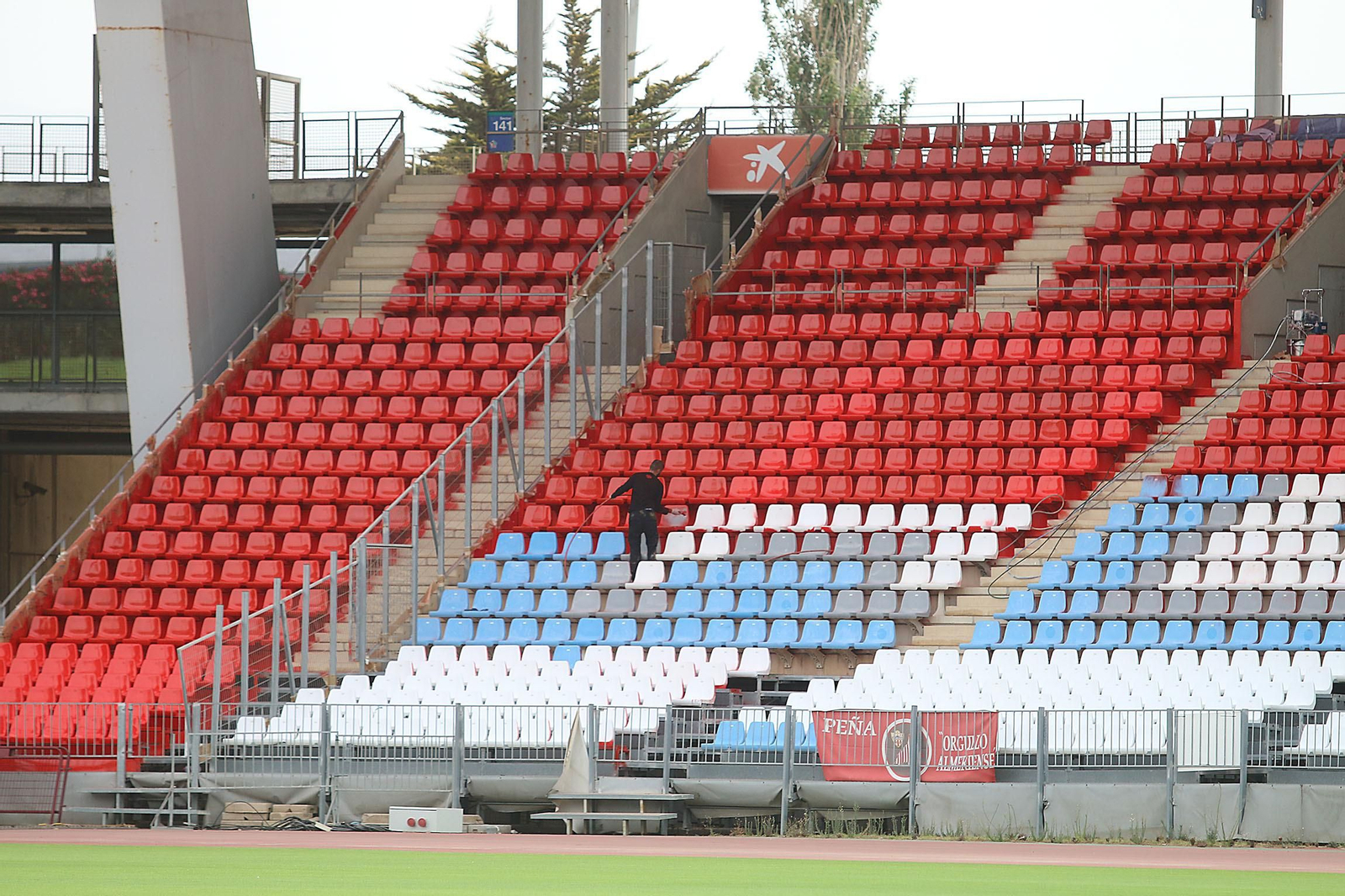 Así están pintando las gradas del Mediterráneo
