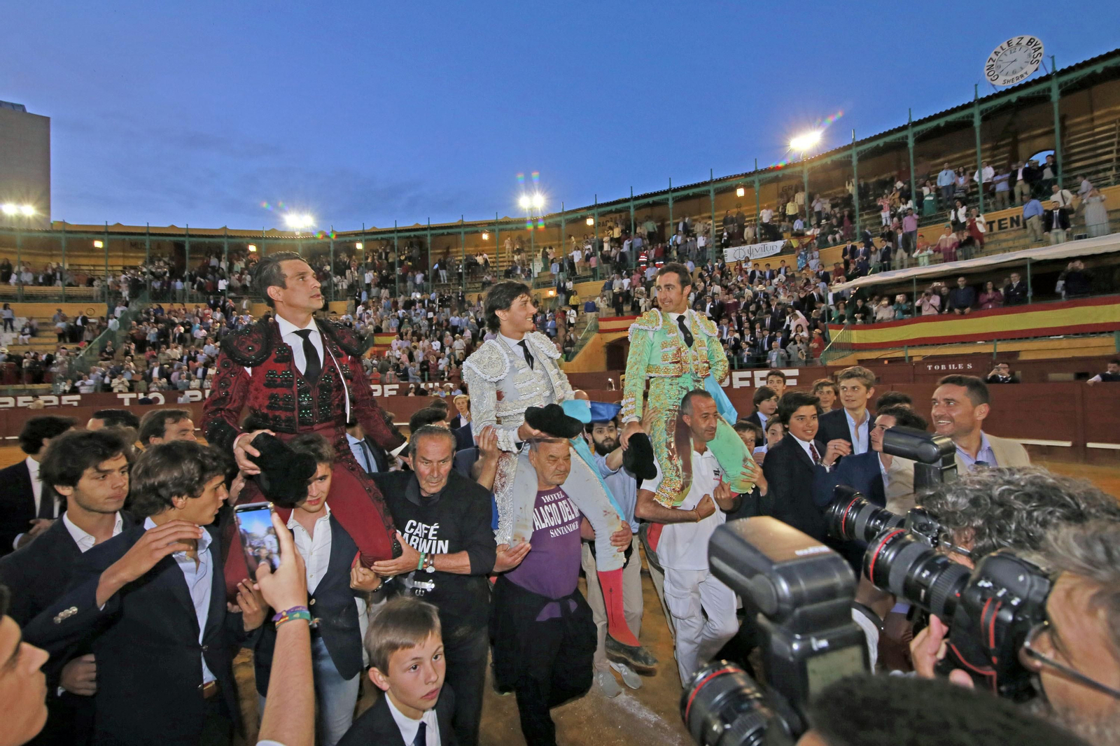 Imágenes de la faena de "El Fandi", Manzanares y Roca Rey en el coso jerezano