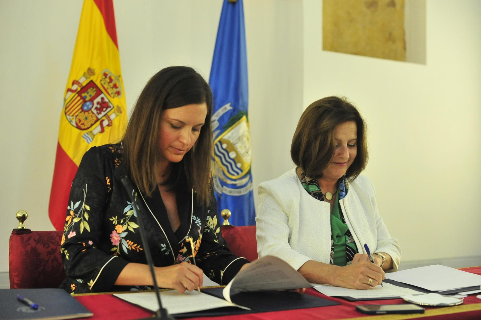 Cavada (i.) y Sánchez Rubio, durante la firma del protocolo para Bazán.