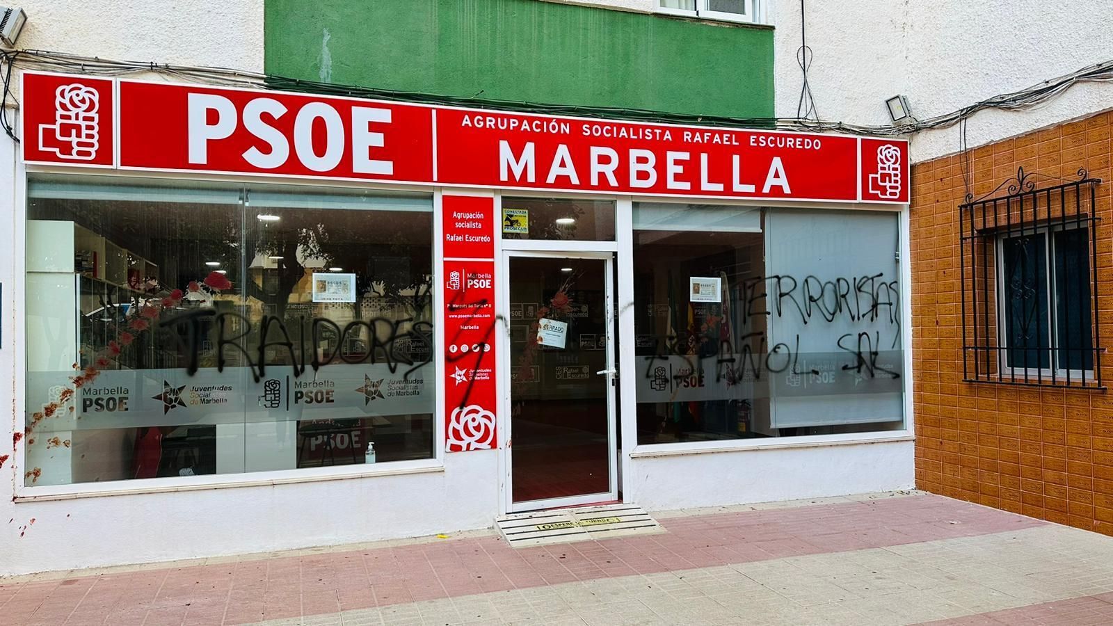 El traje de presidiario colgado en la sede del PSOE de Marbella. El traje de presidiario colgado en la sede del PSOE de Marbella.