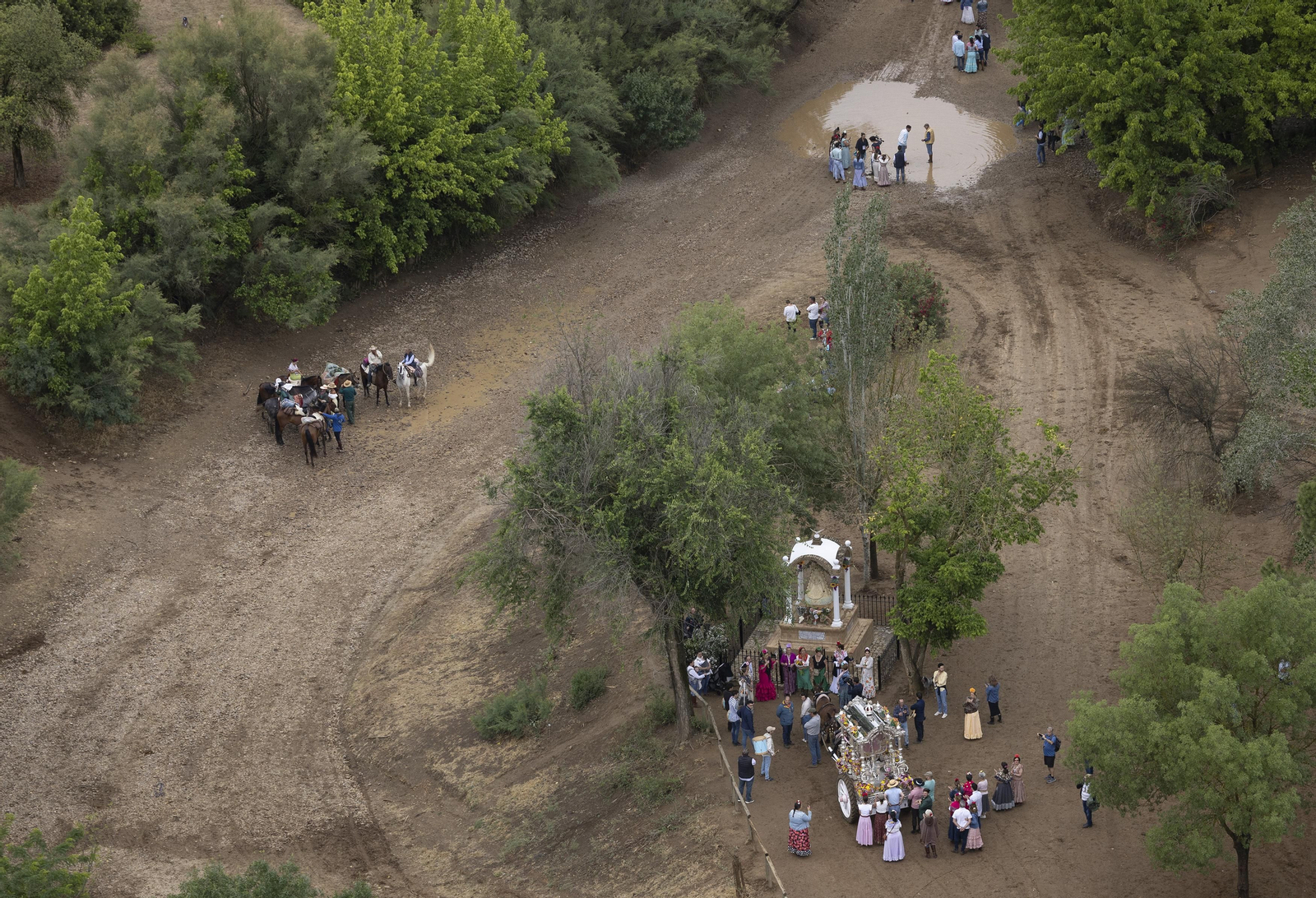 Las impresionantes fotos del camino del Rocío, desde el helicóptero de la Guardia Civil
