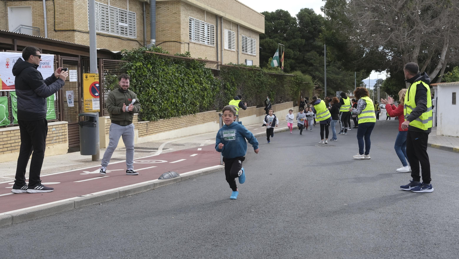 Imágenes de la carrera infantil contra el cáncer en el CEIP Francisco de Goya